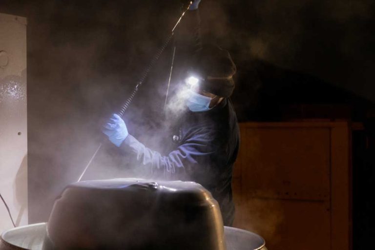 cleaning-kitchen-exhaust-on-resteraunt