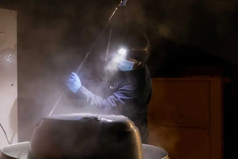 cleaning-kitchen-exhaust-on-resteraunt